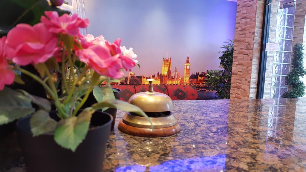 Barking Hotel Екстериор снимка