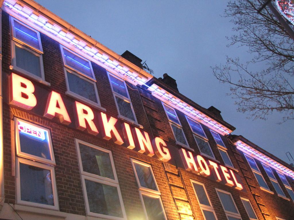 Barking Hotel Екстериор снимка