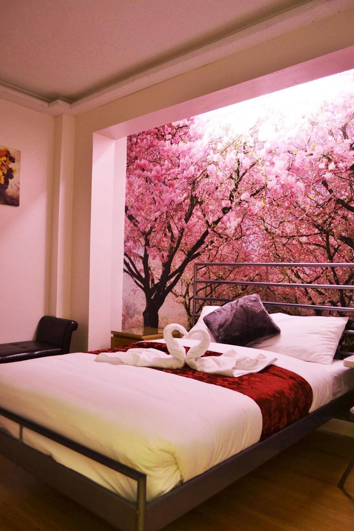 Barking Hotel Екстериор снимка