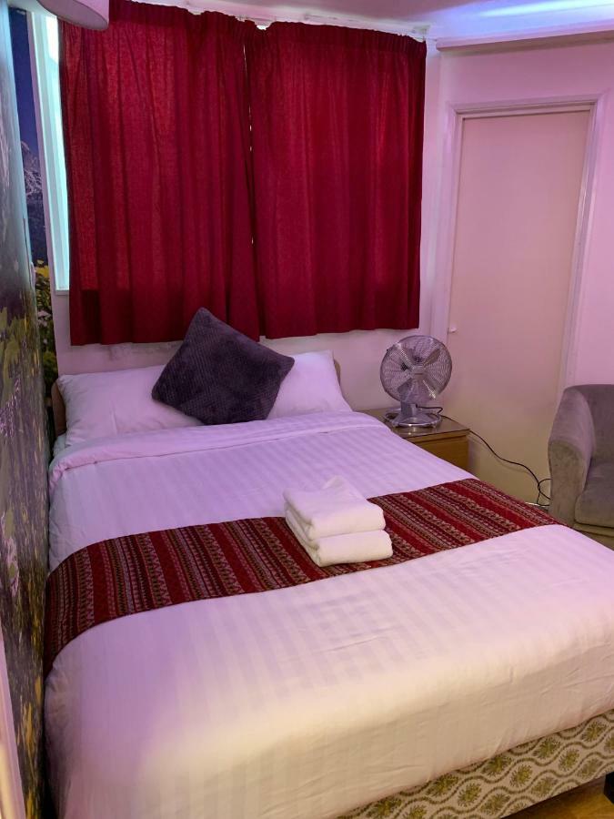 Barking Hotel Екстериор снимка