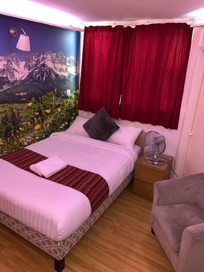 Barking Hotel Екстериор снимка