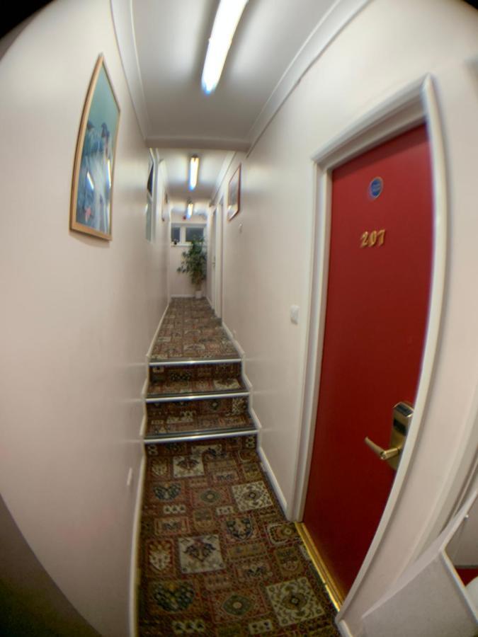 Barking Hotel Екстериор снимка