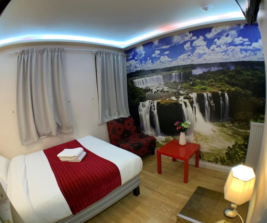 Barking Hotel Екстериор снимка